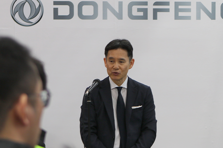 東京オートサロン2026のプレスカンファレンスで解説するモンスター田嶋